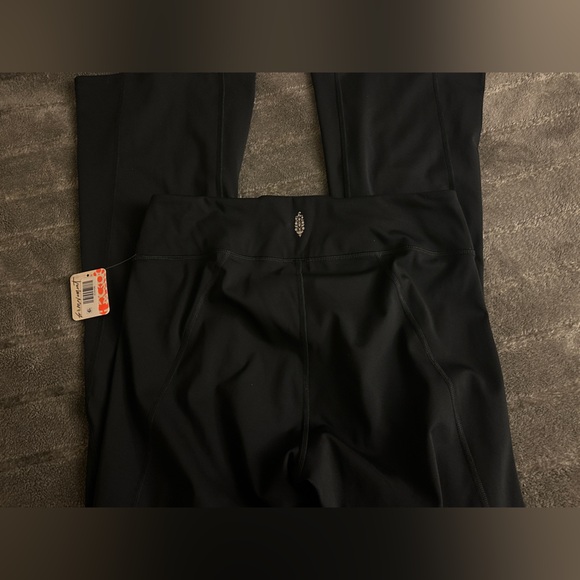 Free People FP Movement Resilience Flare Leggings
BLACK Size Large NWT - Picture 8 of 9